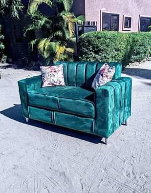 A picture of Tuanatengeneza sofa za zamzni na kuwa na muundo wa kisasa