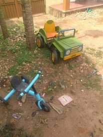A picture of Toy car