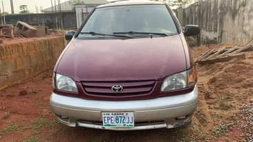 A picture of TOYOTA SIENNA 02
