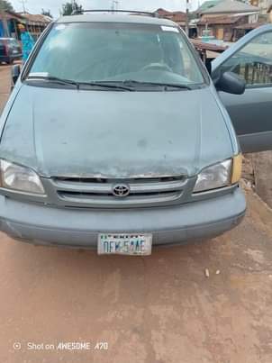A picture of Toyota Sienna accident free