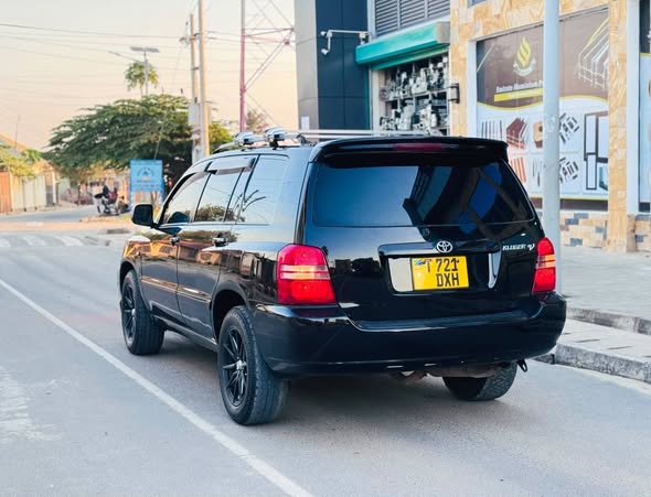 A picture of Toyoya Kluger Whatsapp 0755984282 Price Bei 16 8mil 2AZ Cc