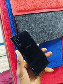 A picture of Samsung Galaxy Note10 256GB Slightly cracked