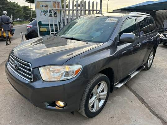 A picture of Super Clean Toks 2010 Toyota Highlander Limited Edition