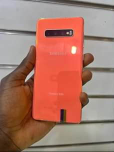 A picture of SAMSUNG S10 plus