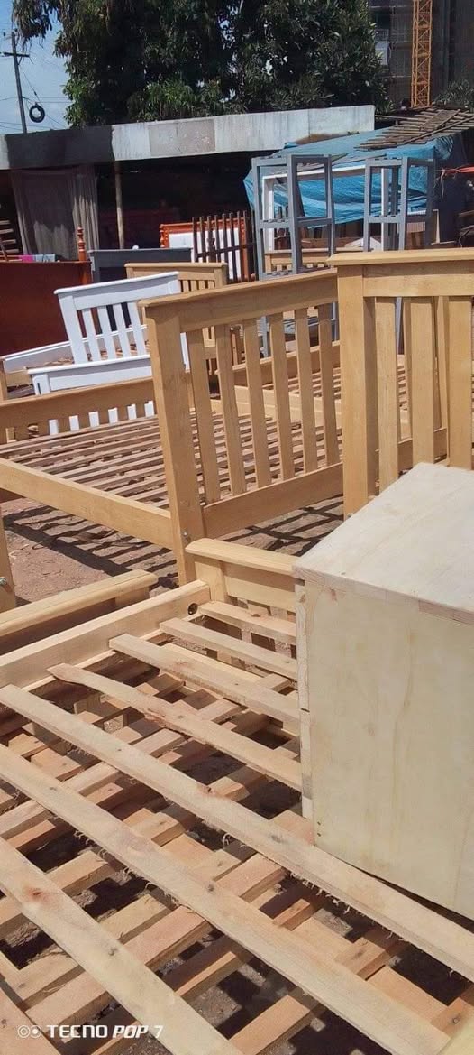 A picture of 4by6 Bed Made of hard wood en Well vanished.