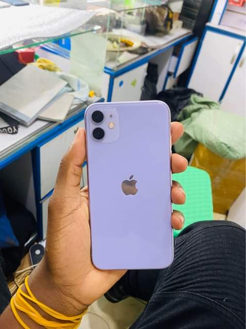 A picture of iPhone 11 64GB at 890k clean no message