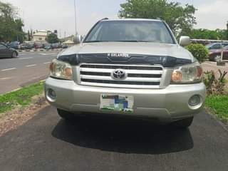 A picture of Toyota Highlander 2004 model 3 sitter 4 sale