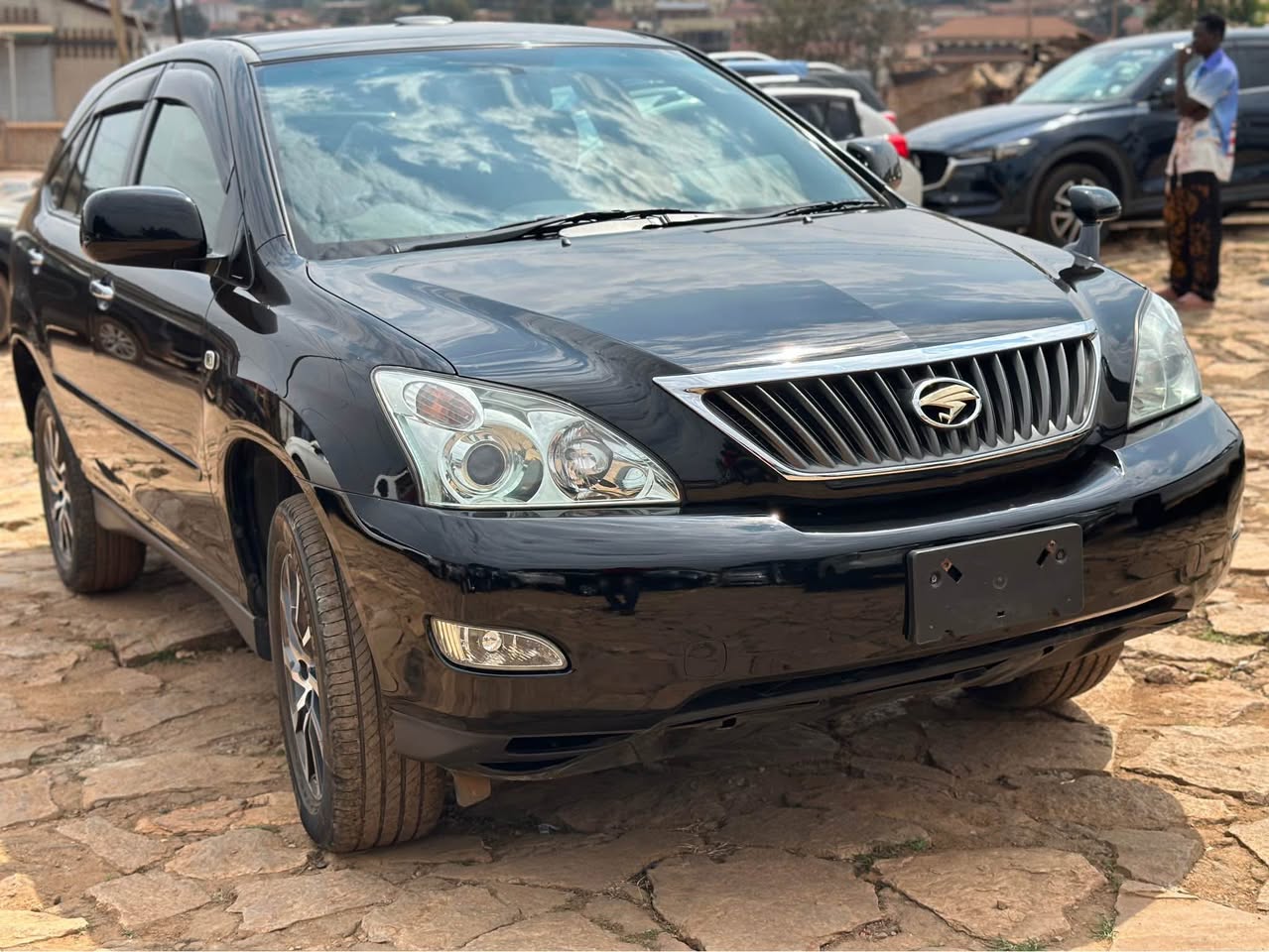 A picture of Toyota Harrier 2012 model leather seats