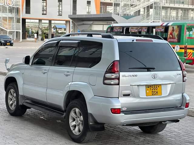 A picture of WhatsApp call 2557 6248 3424 2010 LAND CRUISER PRADO TX