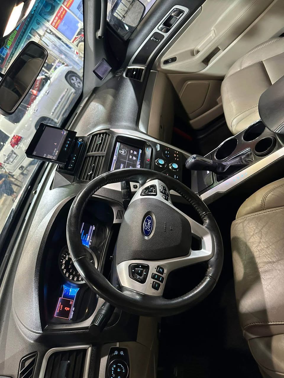 A picture of Ford explorer 2013 4 cylinder full genuine no accident fresh