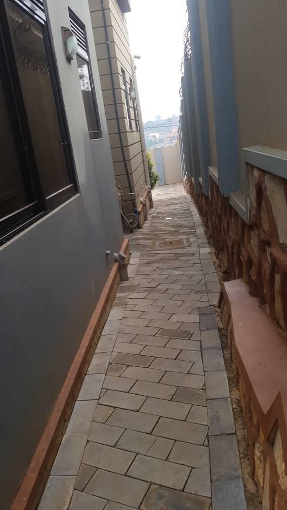 A picture of House on sale in kira murawa