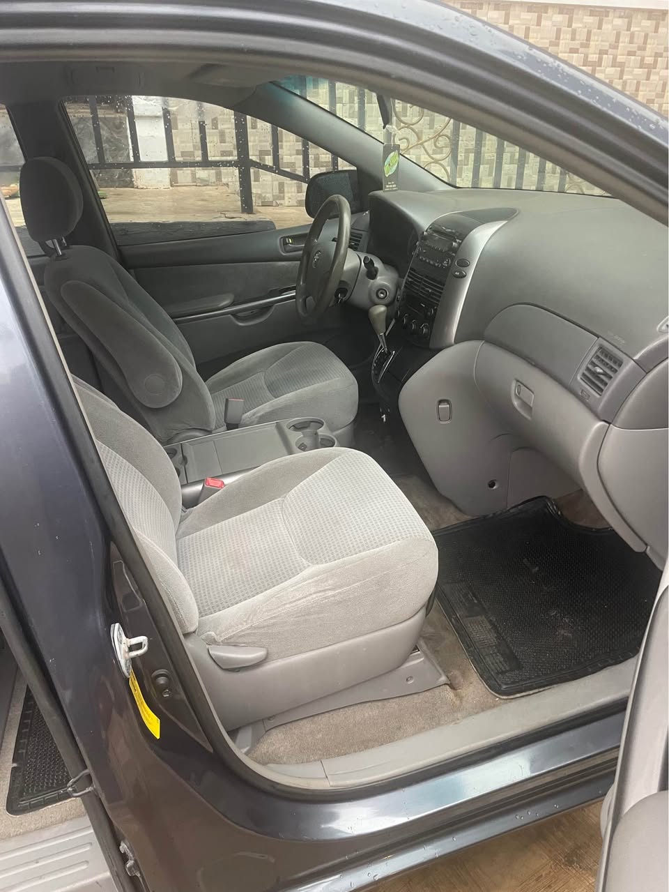 A picture of Toyota Sienna 06 tokumbo