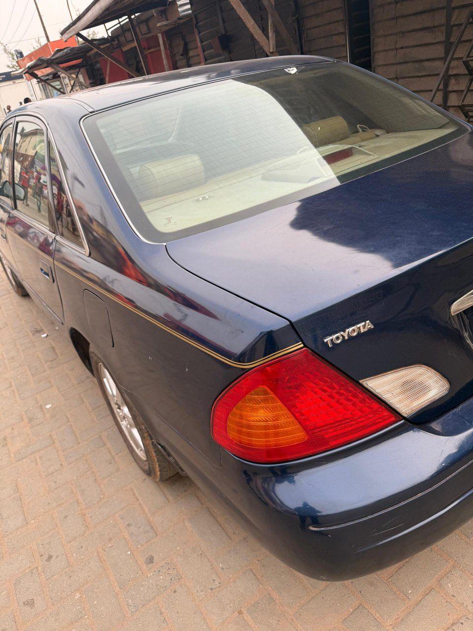 A picture of 2004 TOYOTA AVALON saloon