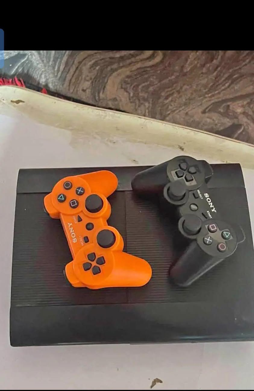 A picture of Ps3 Slim and Fat