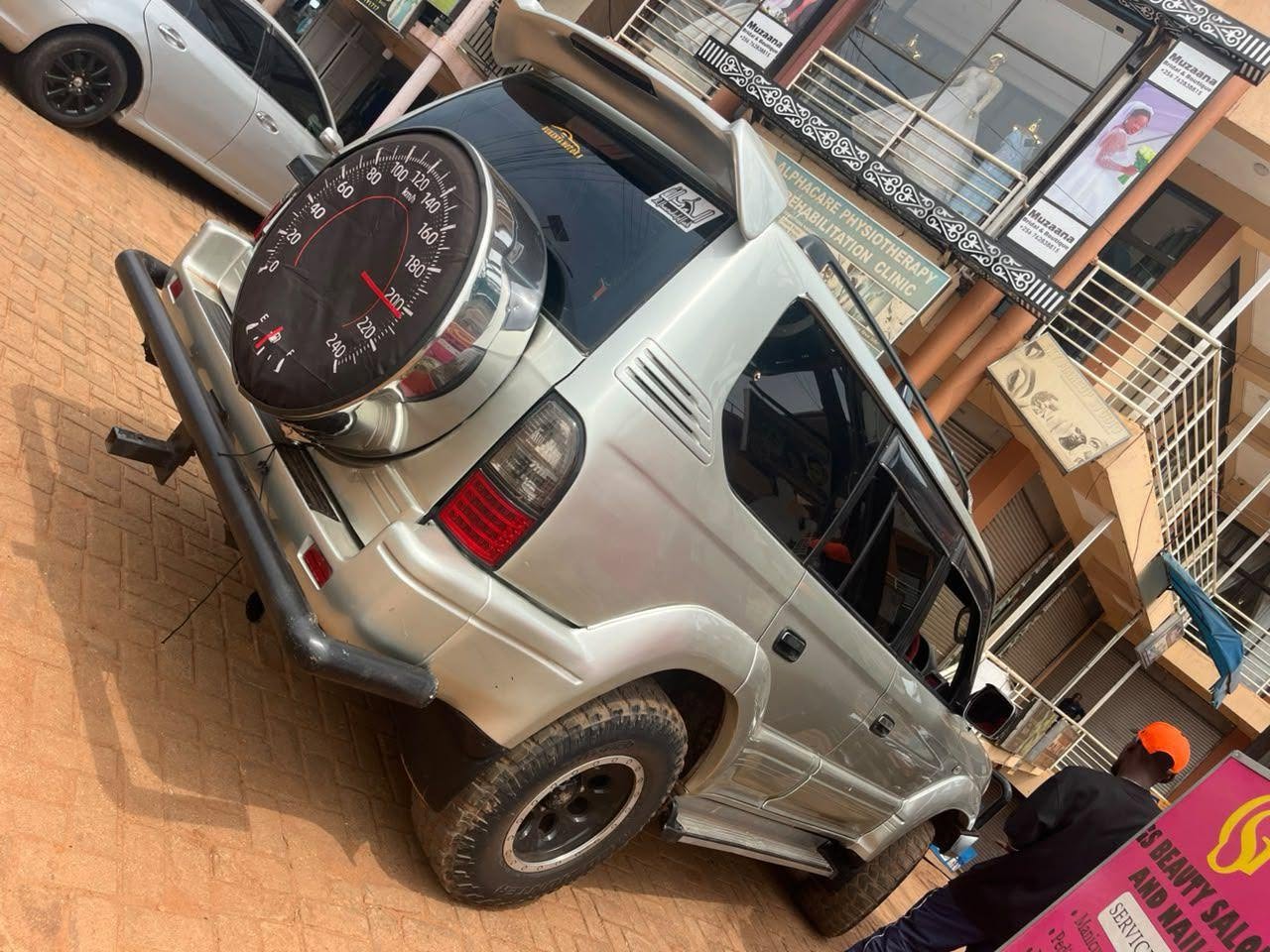 A picture of TOYOTA LAND CRUISER TX 1KZ