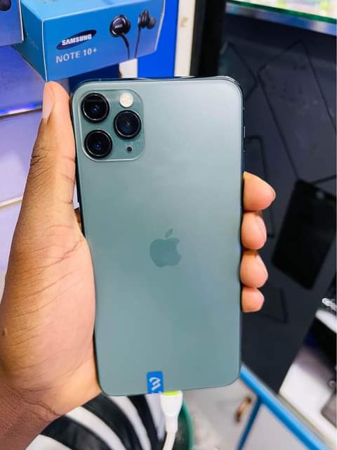 A picture of iPhone 11 Pro Max at 1.45m