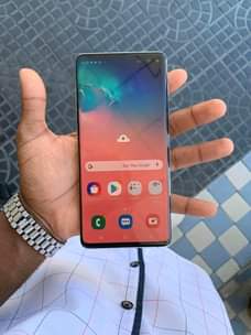 A picture of Samsung S10 plus