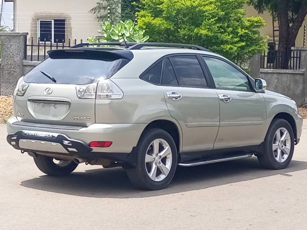 A picture of 2005 Direct Belgium Lexus RX330