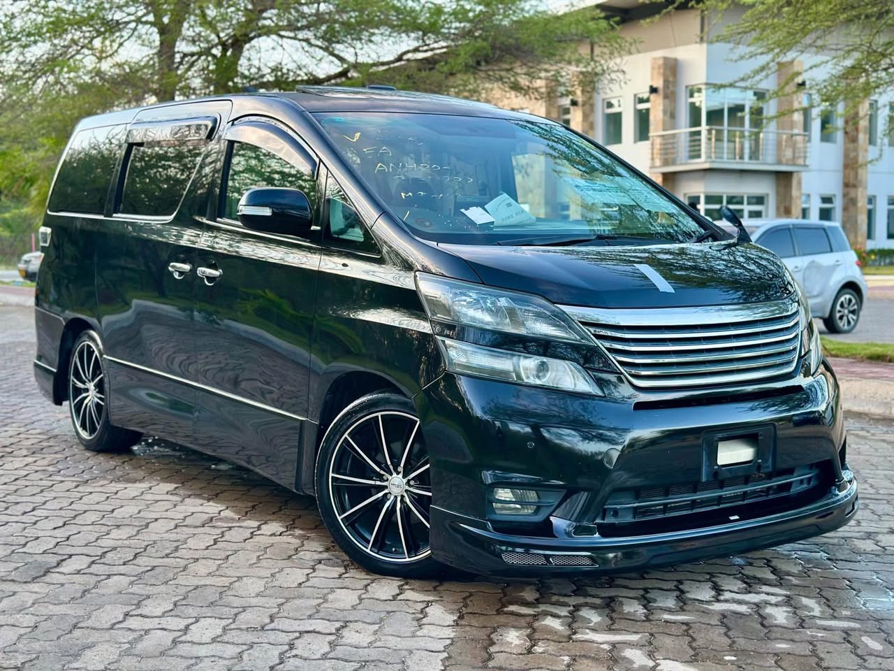 A picture of VELLFIRE ONSALE 0713580888