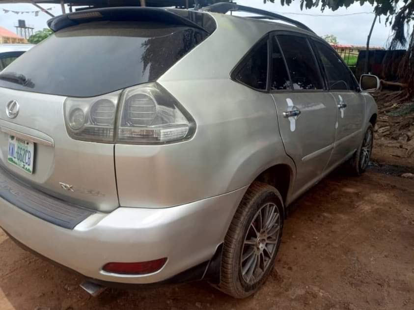 A picture of LEXUS RX330