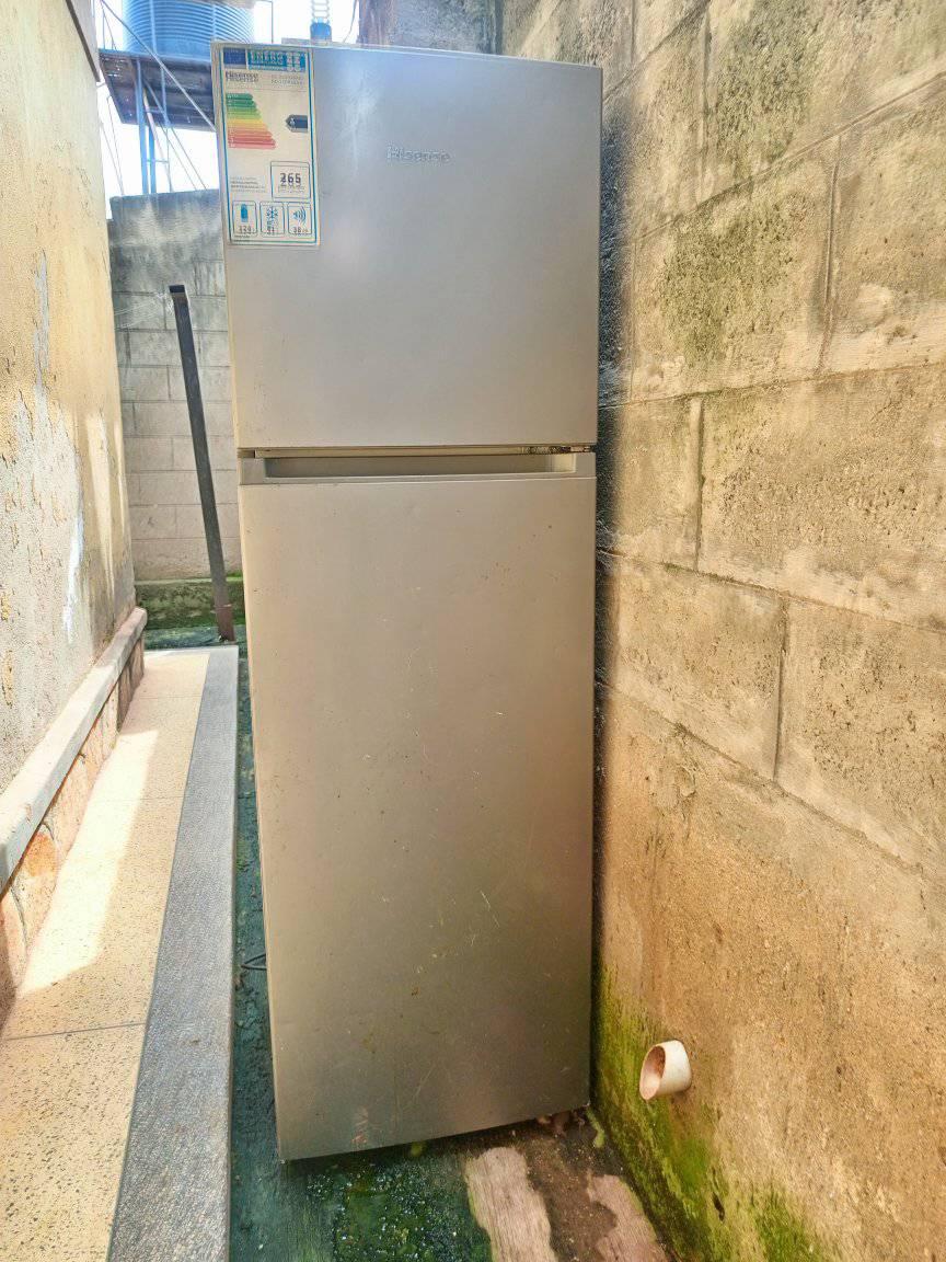A picture of Am selling my old fridge