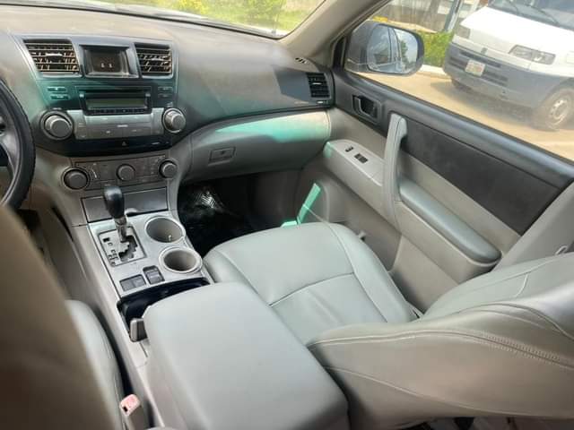A picture of Toyota Highlander 2009 3 rows Flashed on first body Engine