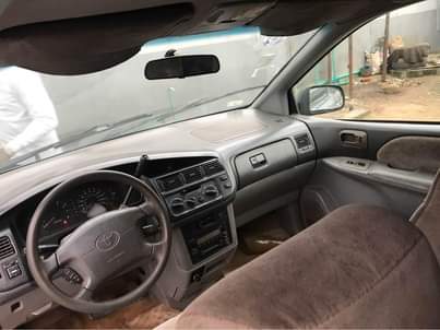 A picture of Toyota Sienna 2000