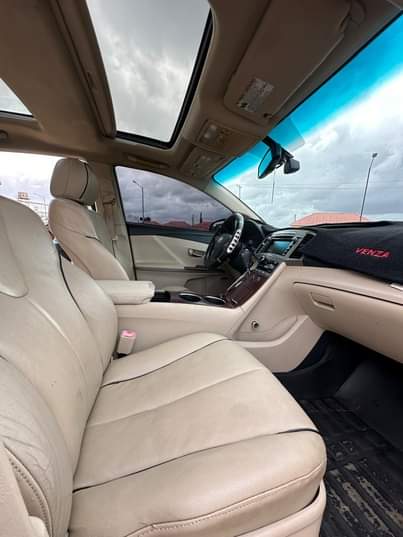 A picture of 2010 VENZA REG Pure toks standard fullest option with panoramic