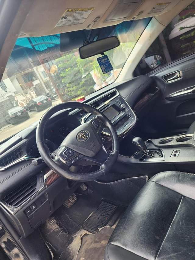 A picture of Toyota avalon xle 2014