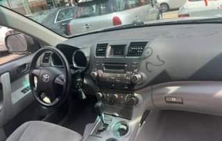 A picture of Toyota Highlander 4