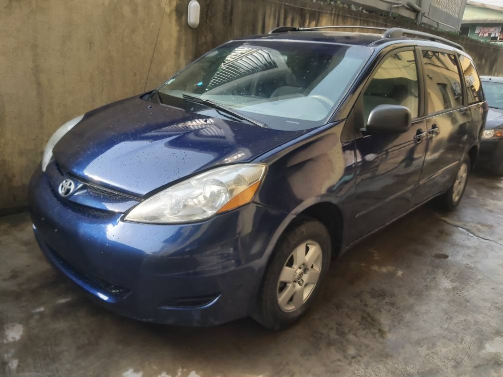A picture of Toyota sienna 2006 le