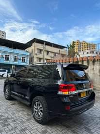 A picture of LANDCRUISER V8