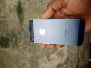 A picture of iphon 5 Haina wasap 45000 haipungui njo inbox