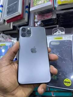 A picture of iPhone 11 pro max at 1.4m