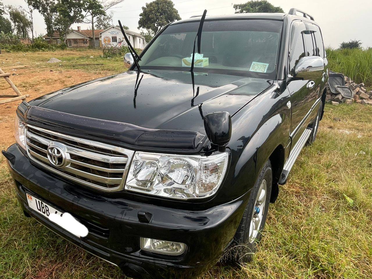 A picture of Toyota landcruiser v8 2008 petrol with sunroof glass 60millions Negotiate