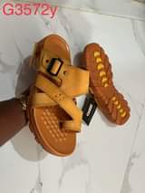 A picture of TSH 35 000 Sandal Original Size 40 45 Piga Whatsapp