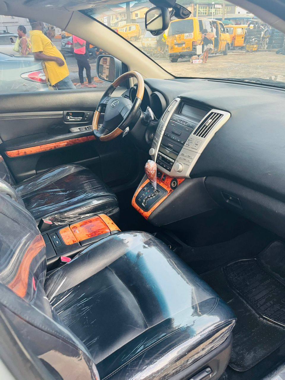 A picture of RX 330 2006 model 11 5m