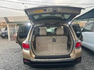 A picture of Foreign used Toyota Highlander 2011 model limited edition thumb start