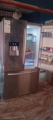 A picture of Hisense fridge 697 litrs side by side door with dispenser