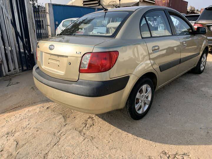 A picture of Gold Kia Rio for sell