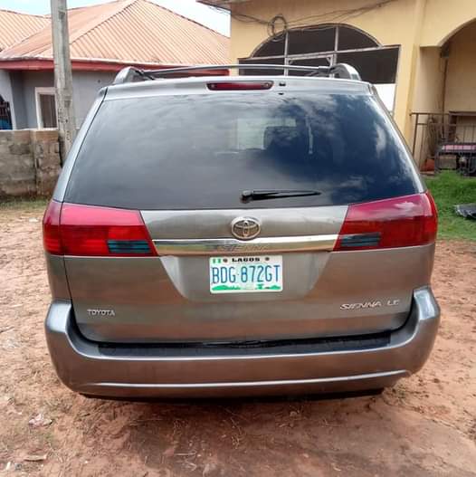 A picture of Toyota sienna
