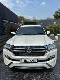 A picture of TOYOTA LAND CRUISER V8 Black interior Installments payments allowed Details