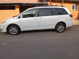 A picture of Toyota Sienna 05