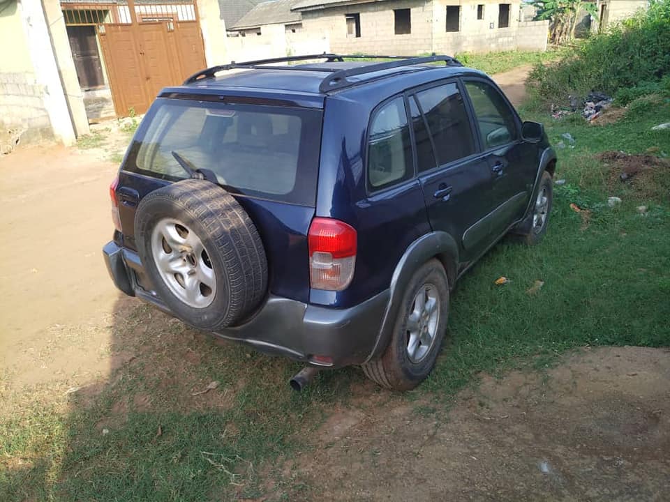 A picture of RAV4 2003