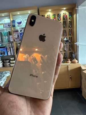 A picture of I phone xs max 64g