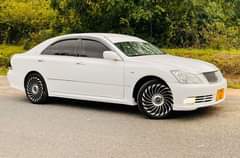 A picture of Toyota crown