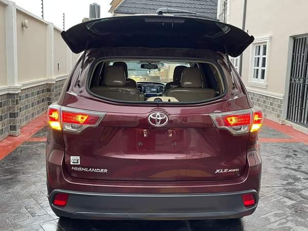 A picture of Seldomly Driven Toyota Highlander Executive Luxury Edition 2016 Model Price