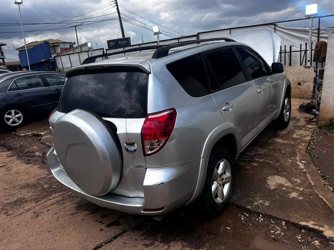 A picture of Toyota RAV4 08