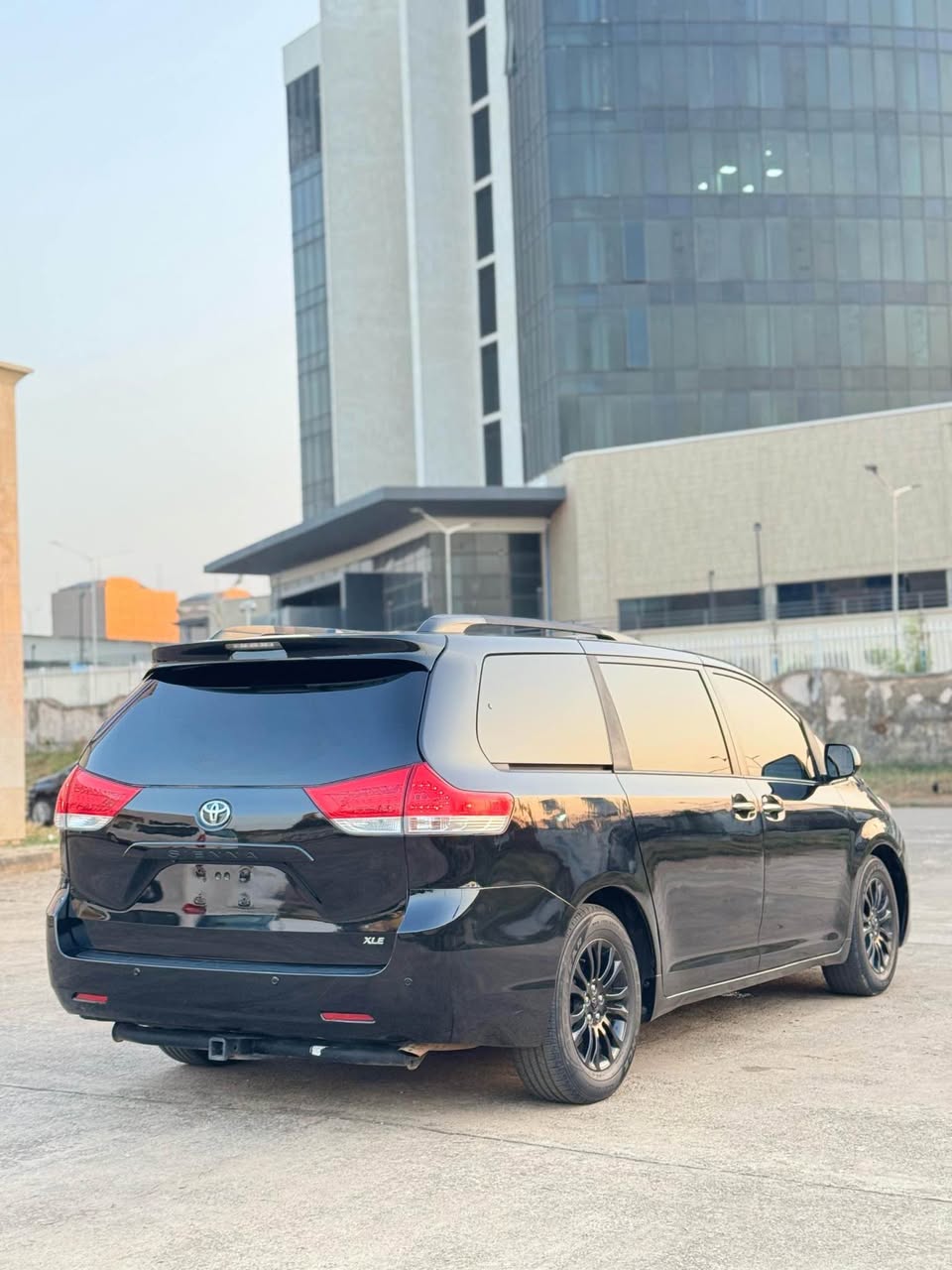 A picture of TOYOTA SIENNA XLE 2014. N26M