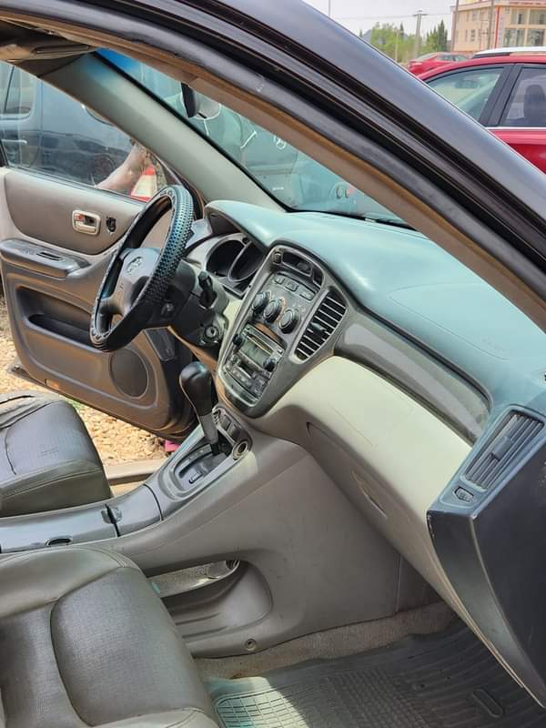A picture of EXTREMELY SOUND PRE OWNED 2004 TOYOTA HIGHLANDER SMOOTH DRIVE UNTEMPERED